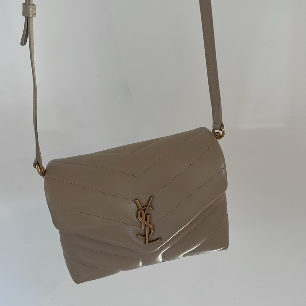 Saint Laurent LOULOU TOY BAG IN MATELASSÉ "Y" LEATHER
 
COLOUR: DARK BEIGE
